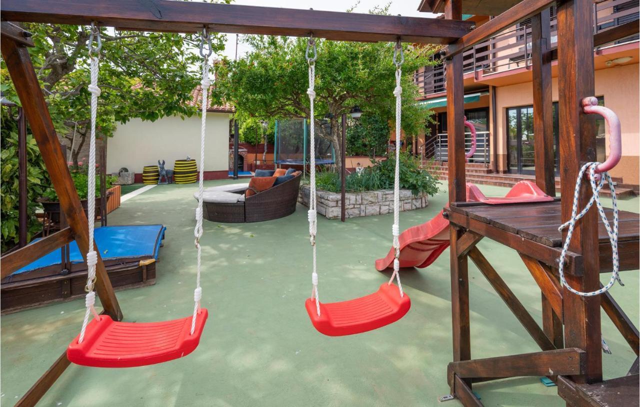 1 Bedroom Amazing Apartment In Peruski Exterior photo